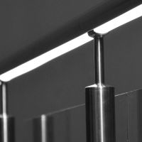 Oświetlenie Linear Light montowane w balustradzie wolnostojącej